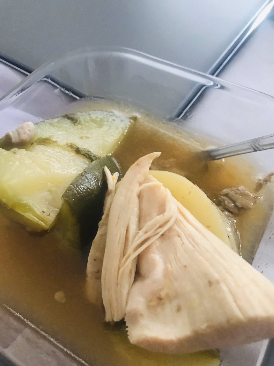 AngieCanoM's tweet photo. Gracias Diosito por darnos caldito de pollo y a mi tía por darle sazón 🤤 #HoraDeComida https://t.co/GUoCVArGUu