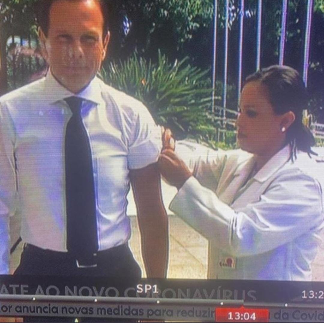 ENFERMEIRA  ESTÁ SEM LUVAS, SEM MÁSCARA , SEM ÓCULOS  DE PROTEÇÃO,  DÓRIA  MAIS UMA VEZ ERRANDO , NÃO  É  NOVIDADE.