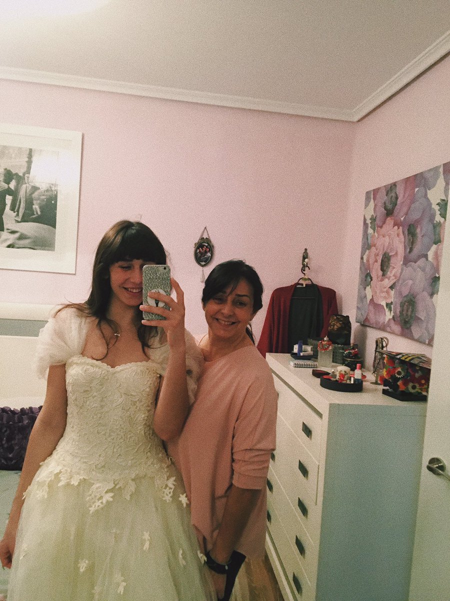 candelasaus's tweet photo. De no querer acompañarme al sexólogo y pensar que siempre me trataría por mi deadname a decir que le haría ilusión acompañarme al altar y que lleve su vestido de boda puesto #transitiongoals #TransIsBeautiful https://t.co/VGcbHXwPIc