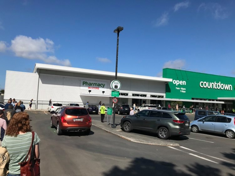 JessTimings's tweet photo. View from Countdown in Cambridge, via my family, of the line out the doors into the carpark. To be honest, this is reassuring. 
#shopnormal #COVID19nz https://t.co/6IeKBzUH6A