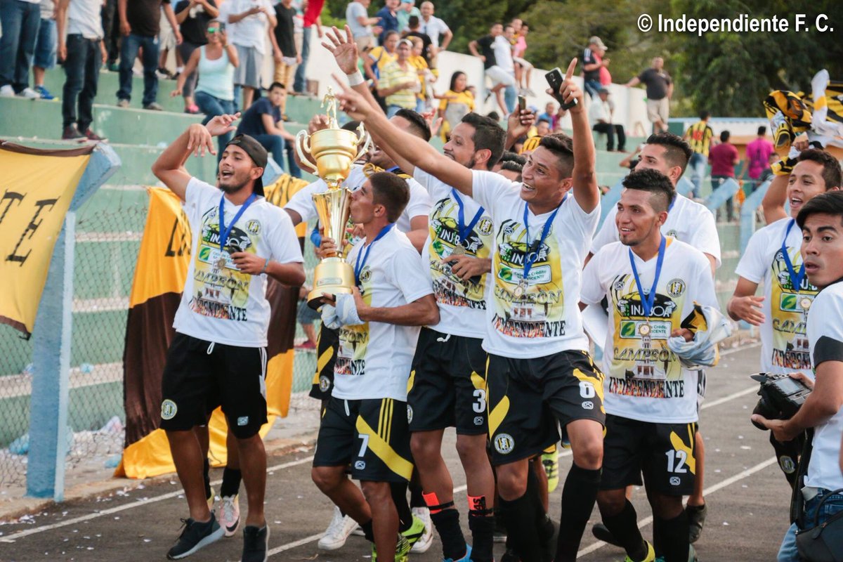 indeoficialsv's tweet photo. #CampeonesAP2016 | Nuestros campeones con el título 🏆🔥👻 https://t.co/lcerGTzrCD