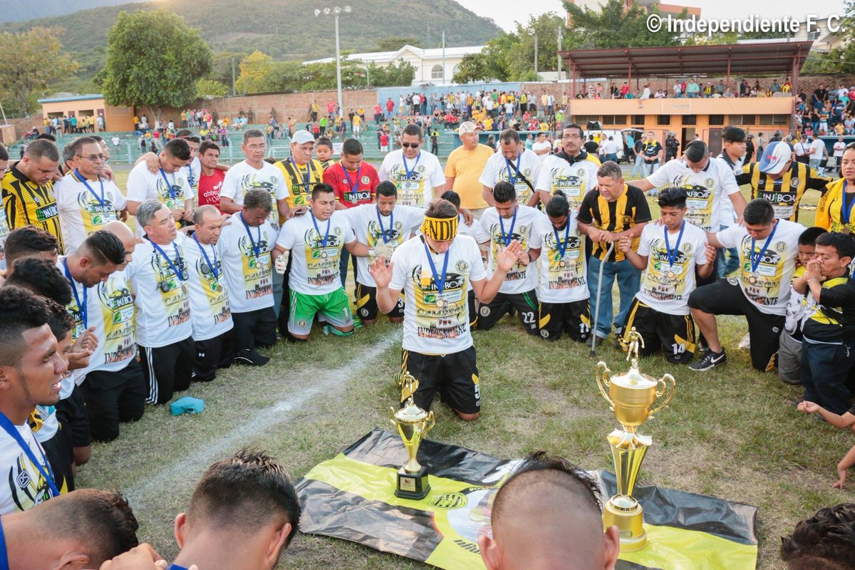 #CampeonesAP2016 | Nuestros campeones con el título 🏆🔥👻