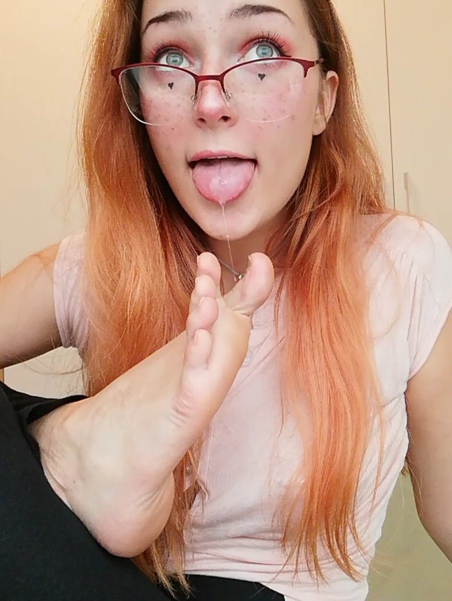 H47833012's tweet photo. Oml look at first how gorgeous @ToesTickly is but also how bloody sexy those feet of hers are as well😍😍🤤 you’re crazy to not check her out!! #sexyfeet #footfetish #sexytoes https://t.co/aNxxhclRlc