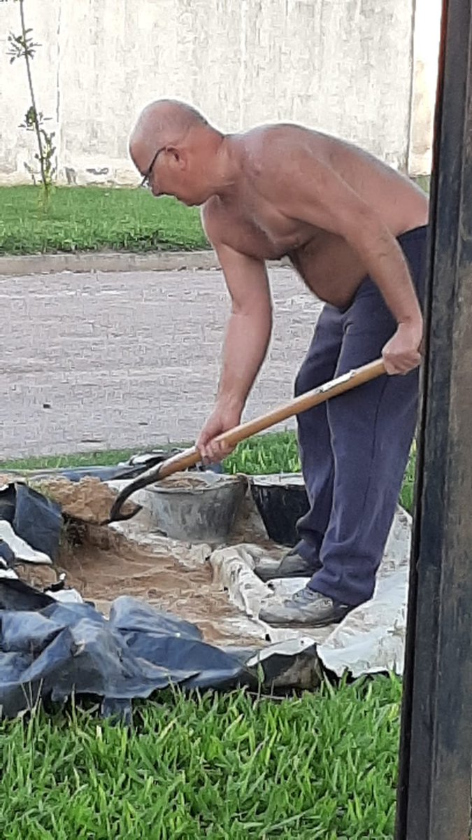 MarcosPogliani's tweet photo. Mí viejo estaba aburrido y se armó una playa en mí casa para hacer esa publicación 😂😂😂 como no amar a este tipo?? https://t.co/qThVZWyLWt