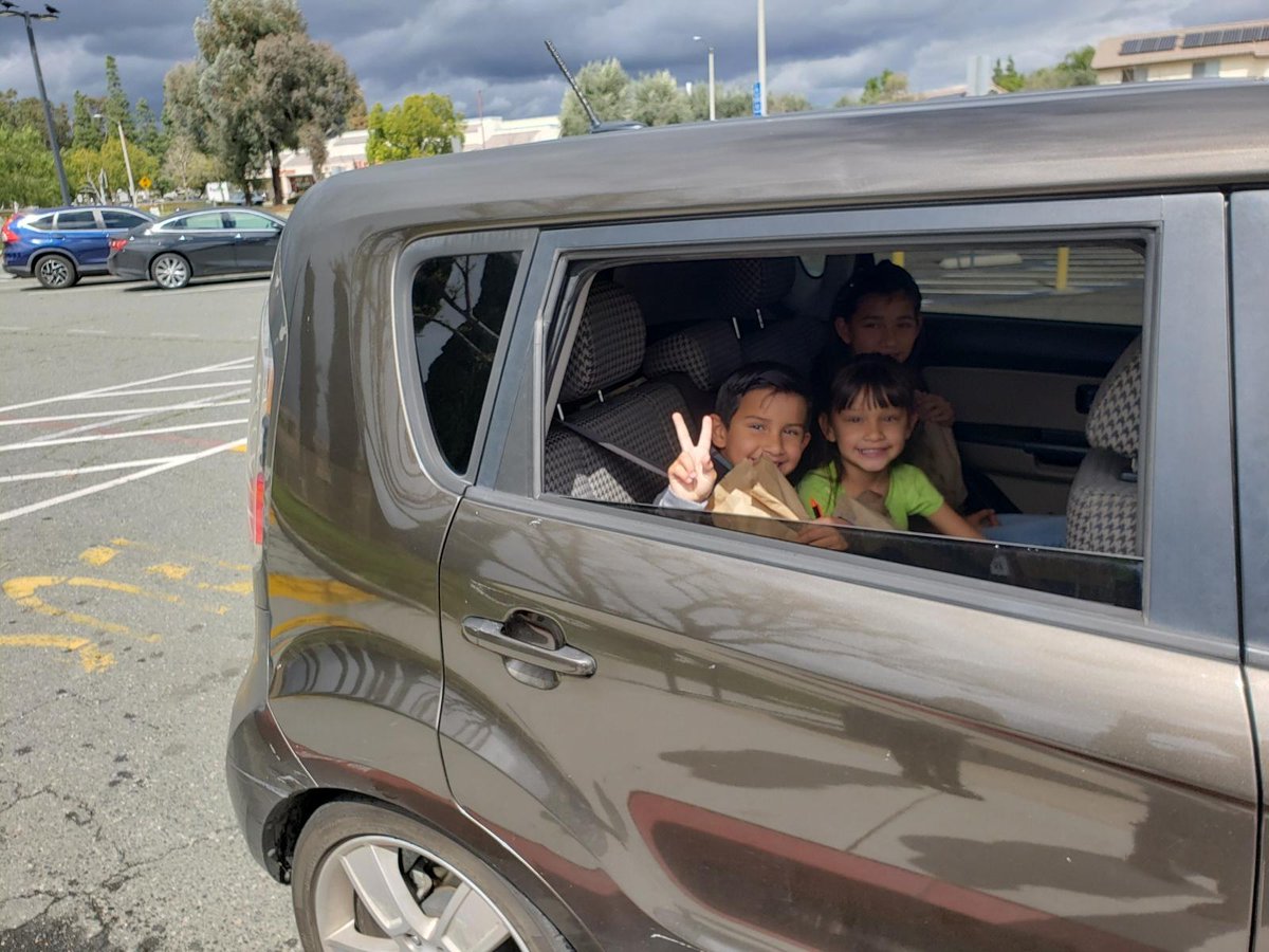 ArmadaElem's tweet photo. 500 Grab & Go meals served today @ArmadaElem! Keep coming!🚗 Rain🌧or☀️Shine lunch is served!🍎 ALL #Students welcomed!
PLZ #RT & #Share 💬📲💻
#FreeStudentMeals Mon-Fri 11am-1pm @MorenoValleyUSD schools #SchoolClosure #COVID19 #MVUSDCares #EssentialServices
#MVUSDLiftToRise🚀 https://t.co/Dxj70kHweW