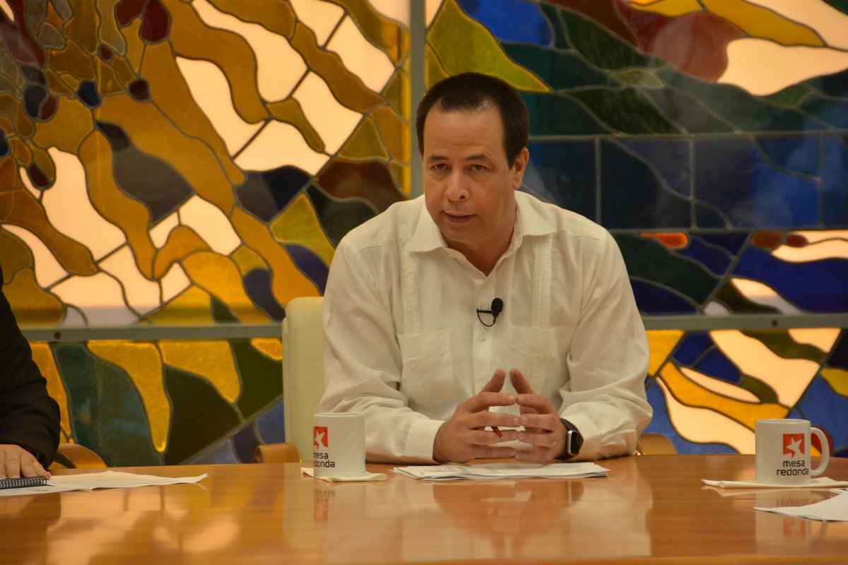 |<a href="/japortalmiranda/">José Angel Portal Miranda</a> en la <a href="/mesaredondacuba/">Mesa Redonda</a>| "Se ha decidido detener los servicios de #Estomatología en todo el país, excepto en los servicios de urgencia. Incluso se capacitarán estomatólogos para brindar servicios de urgencia en los lugares de aislamiento"