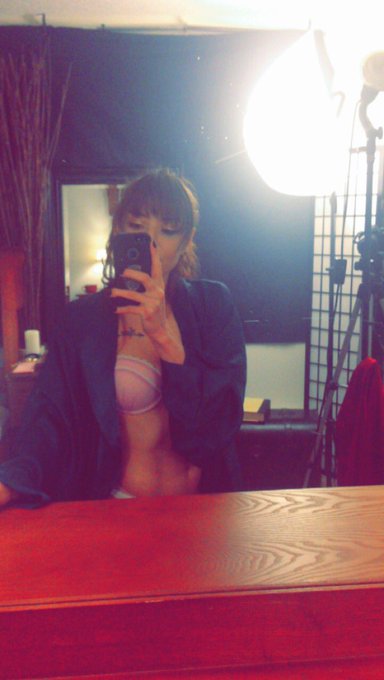 Suddenly it's not weird to hide inside and take sexy photos all day 😂 #StayHomeHub https://t.co/4BPO<a href="/tag/stayhomehub"class="tags"><span>#stayhomehub</span></a>