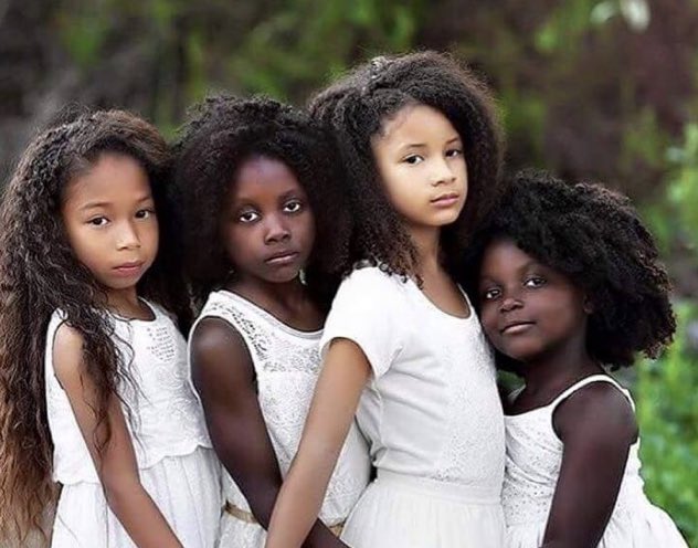 Car malheureusement le colorisme est une discrimination qui continue de perdurer même au seins des familles, notamment les mères sur leurs filles dès le plus jeune âge en leurs apprenant que la beauté et la valeur c’est être noire claire. (Insta : Alikayphotographie)