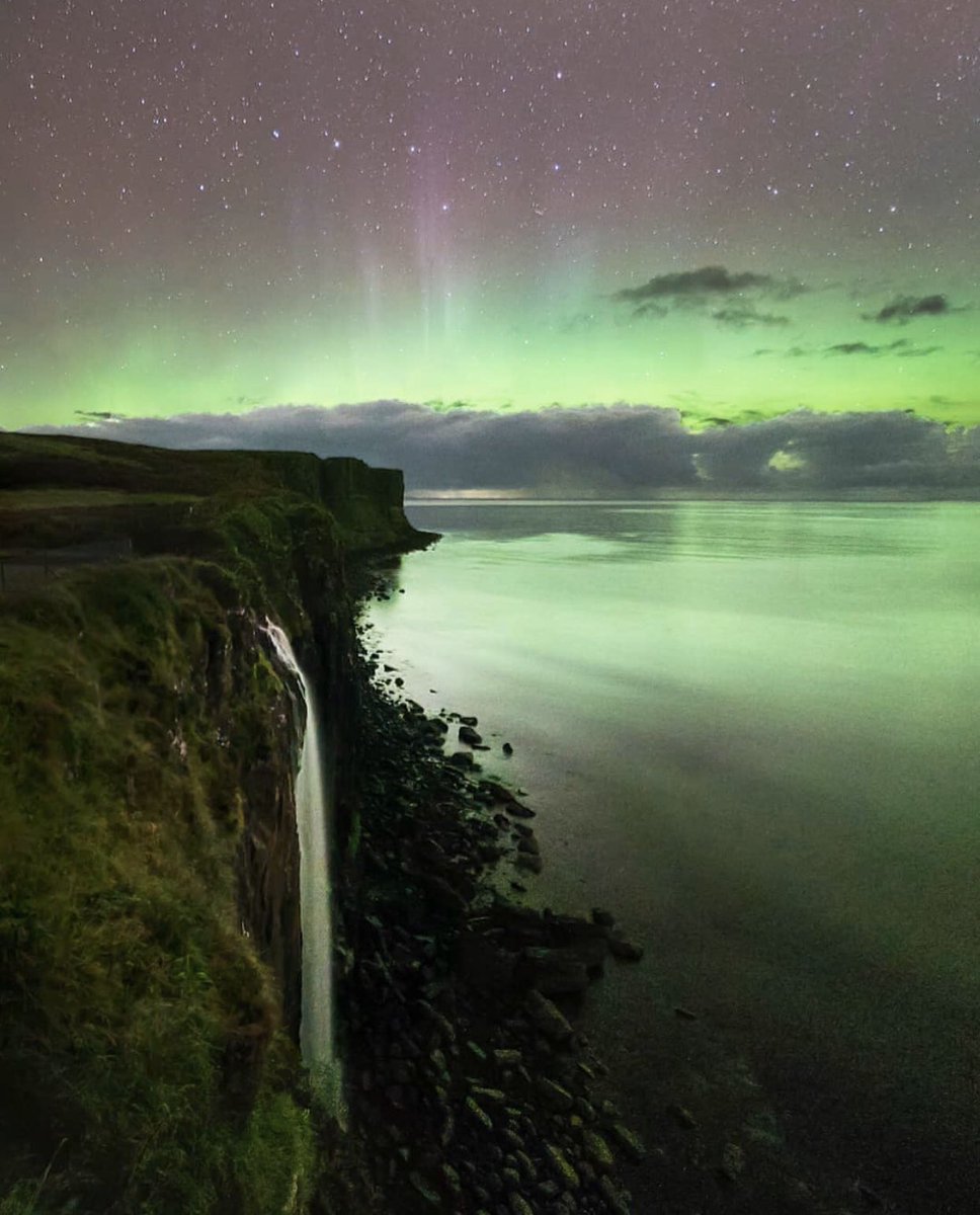 Kilt Rock, which looks strikingly similar to a pleated kilt. Made up of basalt columns resting on a sandstone base.

▫️ @jamie_macpherson ▫️

#Altido #StayAltido #ALifeThatIDreamOf #EuropeanHoliday #BookDirect #VacationRental