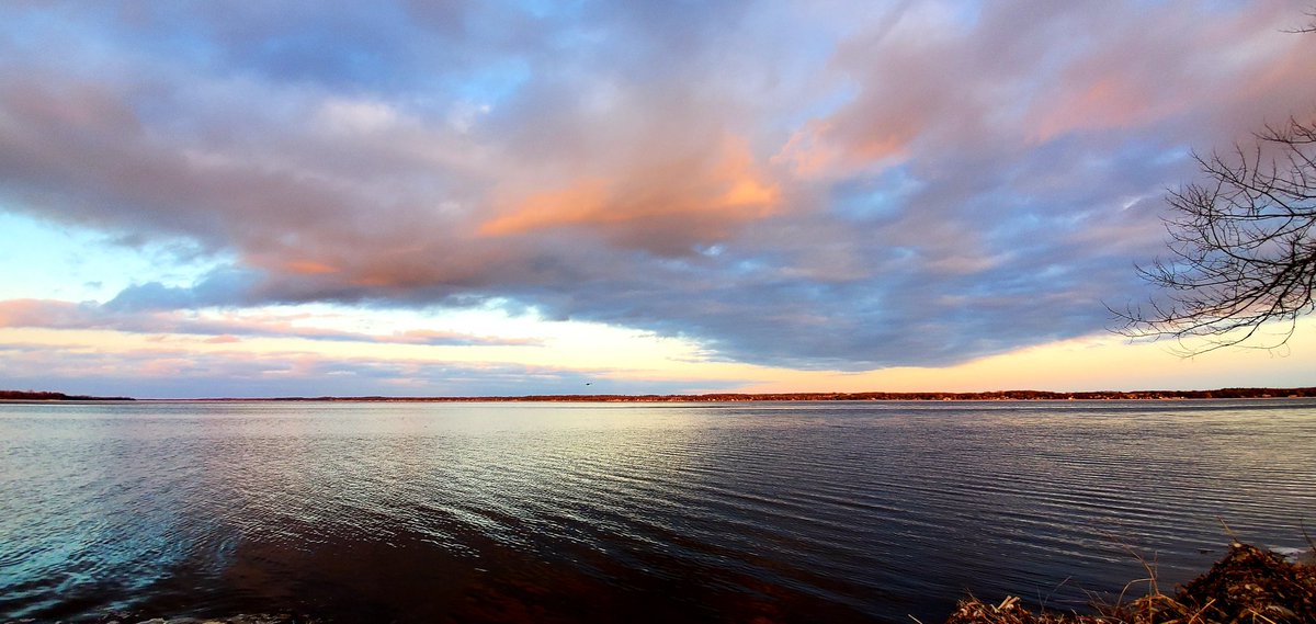 Beautiful night, tonite. Ice is out!!! #lakescugog #Ontario <a href="/StormHour/">#StormHour</a> #StormHour <a href="/ThePhotoHour/">#ThePhotoHour</a> #ShareYourWeather