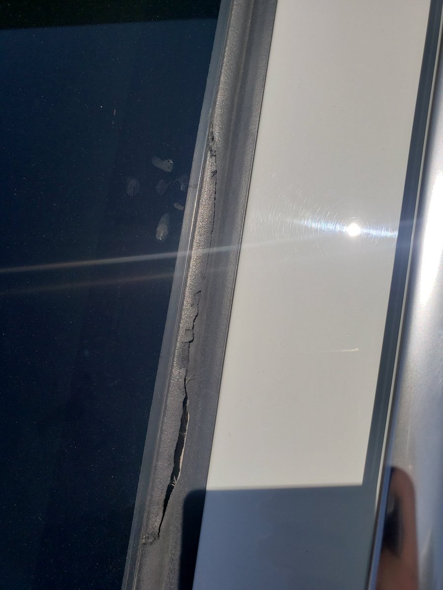 erikefc's tweet photo. @Volkswagen_MX @VWTehuacan
Buenas tardes .
El dia de ayer lleve mi unidad a la agencia de bonn Tehuacán.
Debido a que la goma de mi quemacocos de mi camooneta tiguan 2018 esta rompiendose y dicen que es por aves.
Agrego imagenes ya que es debido a la pobre calidad de materiales. https://t.co/QBZhyp9HhW