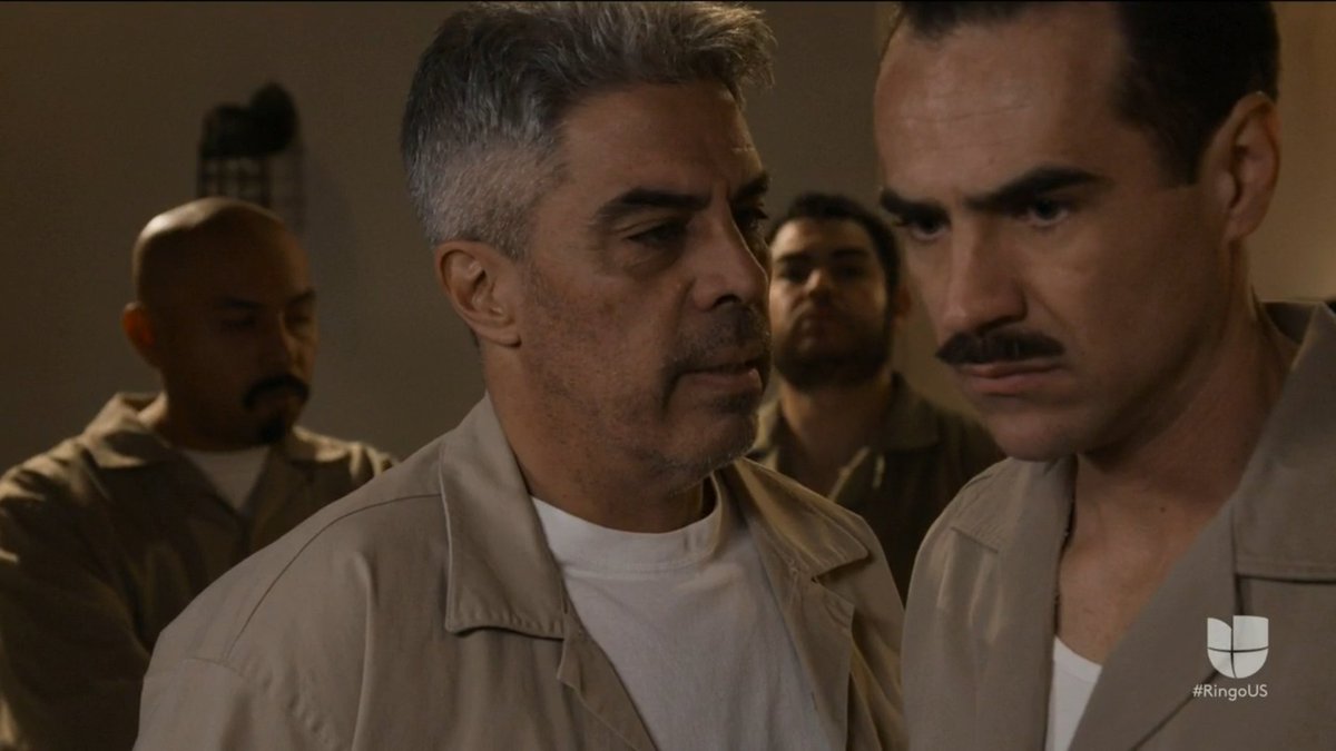 UniNovelas's tweet photo. Así le dan a Diego, la bienvenida ´al infierno´en prisión. 😥 #RingoUS #NowWatching @jorgepoza https://t.co/WPb9gsg9gY