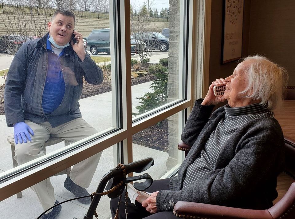 JenningsOhio's tweet photo. What's better than FaceTime? WindowTime! A resident at Jennings at Brecksville, enjoys a surprise visit from her son.
#SmallActsGreatLove #community #LifeHappensHere #WindowTime #Family https://t.co/HvDfjTvpW2
