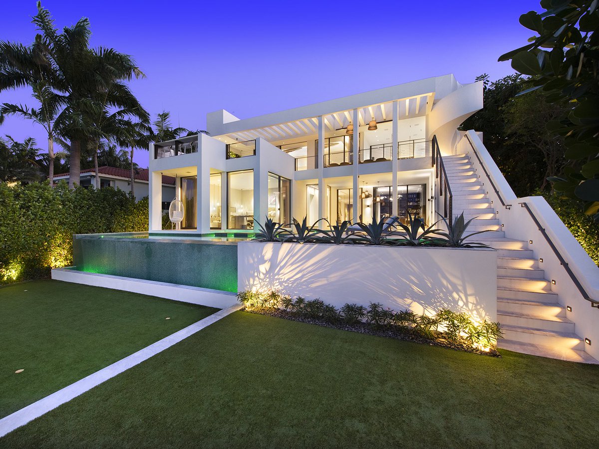 Catknowsmiami's tweet photo. 💥MAJOR REDUCTION💥
Modern contemporary estate with spectacular wide bay views. Interiors by Boheme Design. Private gym, large terrace w/ fire place &amp; lofted ceilings. 1325 N Venetian Way, Miami Beach 🏝 
4 BD | 5.5 BA | 6,964 SF | 12,250 SF Lot⁣⁣ 🔥 NOW $14,750,000 🔥⁣ https://t.co/rFW5eSwErS