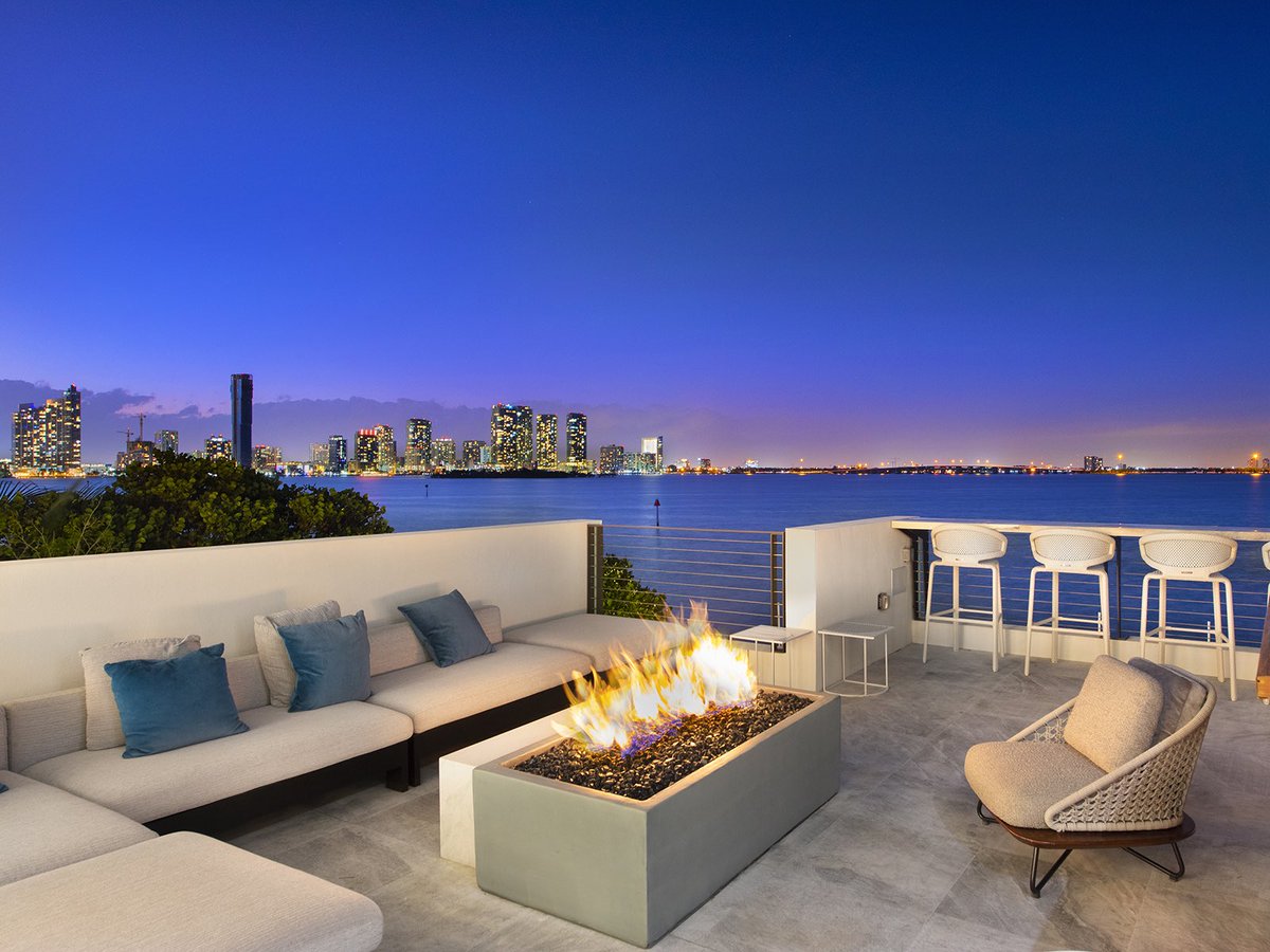 Catknowsmiami's tweet photo. 💥MAJOR REDUCTION💥
Modern contemporary estate with spectacular wide bay views. Interiors by Boheme Design. Private gym, large terrace w/ fire place &amp; lofted ceilings. 1325 N Venetian Way, Miami Beach 🏝 
4 BD | 5.5 BA | 6,964 SF | 12,250 SF Lot⁣⁣ 🔥 NOW $14,750,000 🔥⁣ https://t.co/rFW5eSwErS
