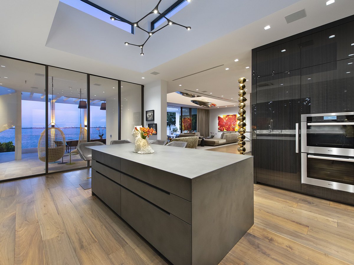 Catknowsmiami's tweet photo. 💥MAJOR REDUCTION💥
Modern contemporary estate with spectacular wide bay views. Interiors by Boheme Design. Private gym, large terrace w/ fire place &amp; lofted ceilings. 1325 N Venetian Way, Miami Beach 🏝 
4 BD | 5.5 BA | 6,964 SF | 12,250 SF Lot⁣⁣ 🔥 NOW $14,750,000 🔥⁣ https://t.co/rFW5eSwErS