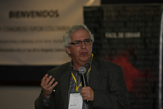 Hora20's tweet photo. #MedicinayCovid19  “El promedio de contagio de cada paciente es de 2.5 personas.”: @darosselli, médico neurólogo del departamento de Epidemiología Clínica y Bioestadística de la facultad de Medicina de @UniJaveriana. 

▶ https://t.co/J4dH9rSYQR https://t.co/vVAxeVJc1e