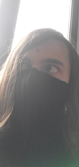Found out my sweater has a cute mask option https://t.co/RlXBuTDXja