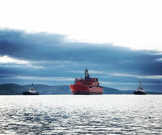 Solemn, framed by the two Tasport tugs, the Aurora Australis cruising up the river Derwent for her last berthing in Hobart.. she has had an impact on many people, often taking them on a life changing journey to Antarctica.. #icebreaker #Antarctica #auror… ift.tt/39j3kOe