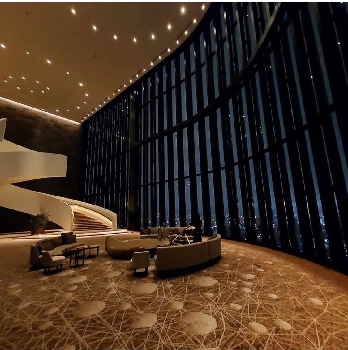 昨日は大阪のホテルコンラッドに泊まっていました。

コロナウイルスで世間は騒いでいますが
五つ星ホテルは最高です。

一流になるには一流の人たちと同じことをするべき。

明日からのモチベーションが上がりました。