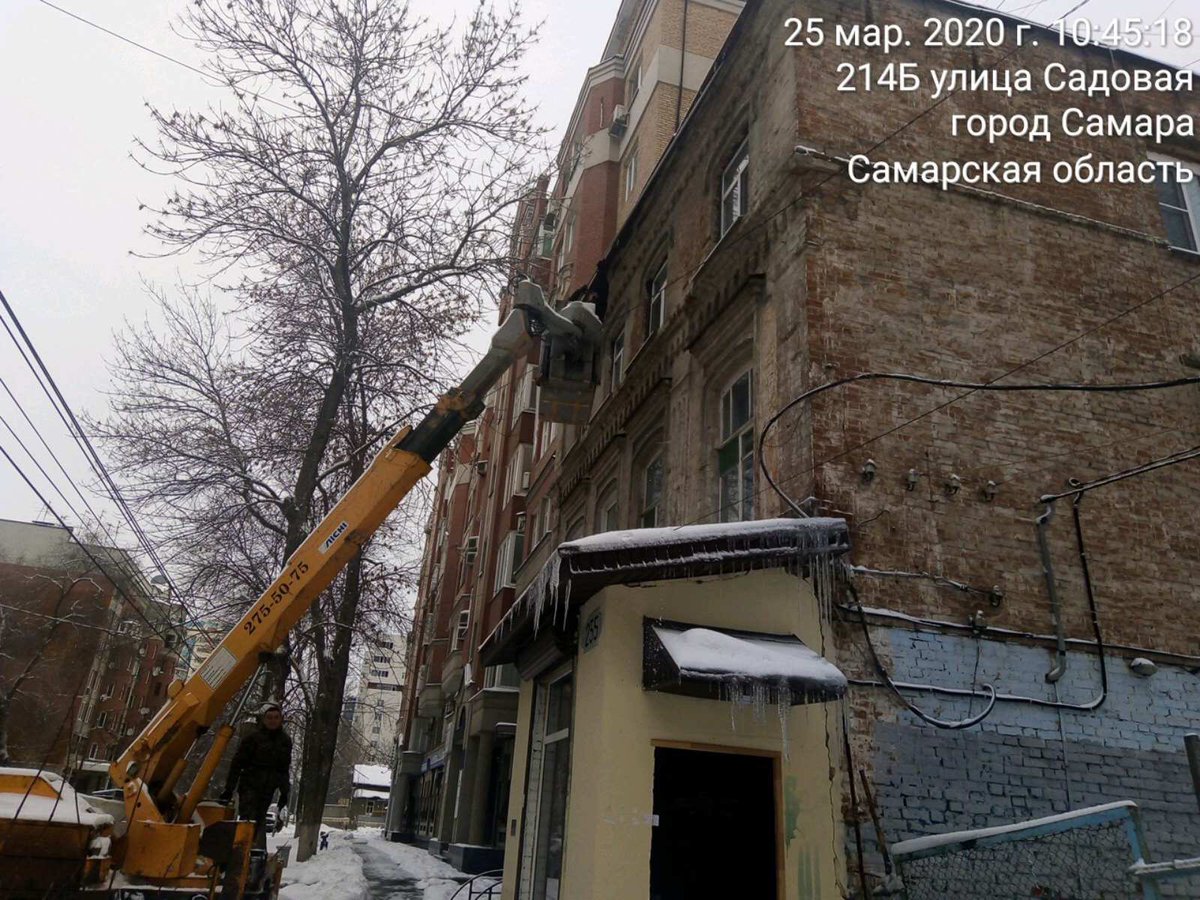 adm_Len's tweet photo. Очистка кровли от сосулек на Садовой 255❄️ https://t.co/5DTuK37wXC