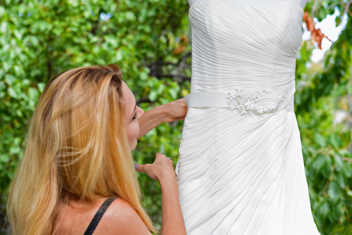 Bride Alex carefully examined her wedding dress as she pictured herself walking down the aisle. It's moments like this that will make your wedding collection truly unique.
asaweddings.com
.
.
#ashotaboveweddings #realwedding #wedding #weddings #weddingdress #weddingseason