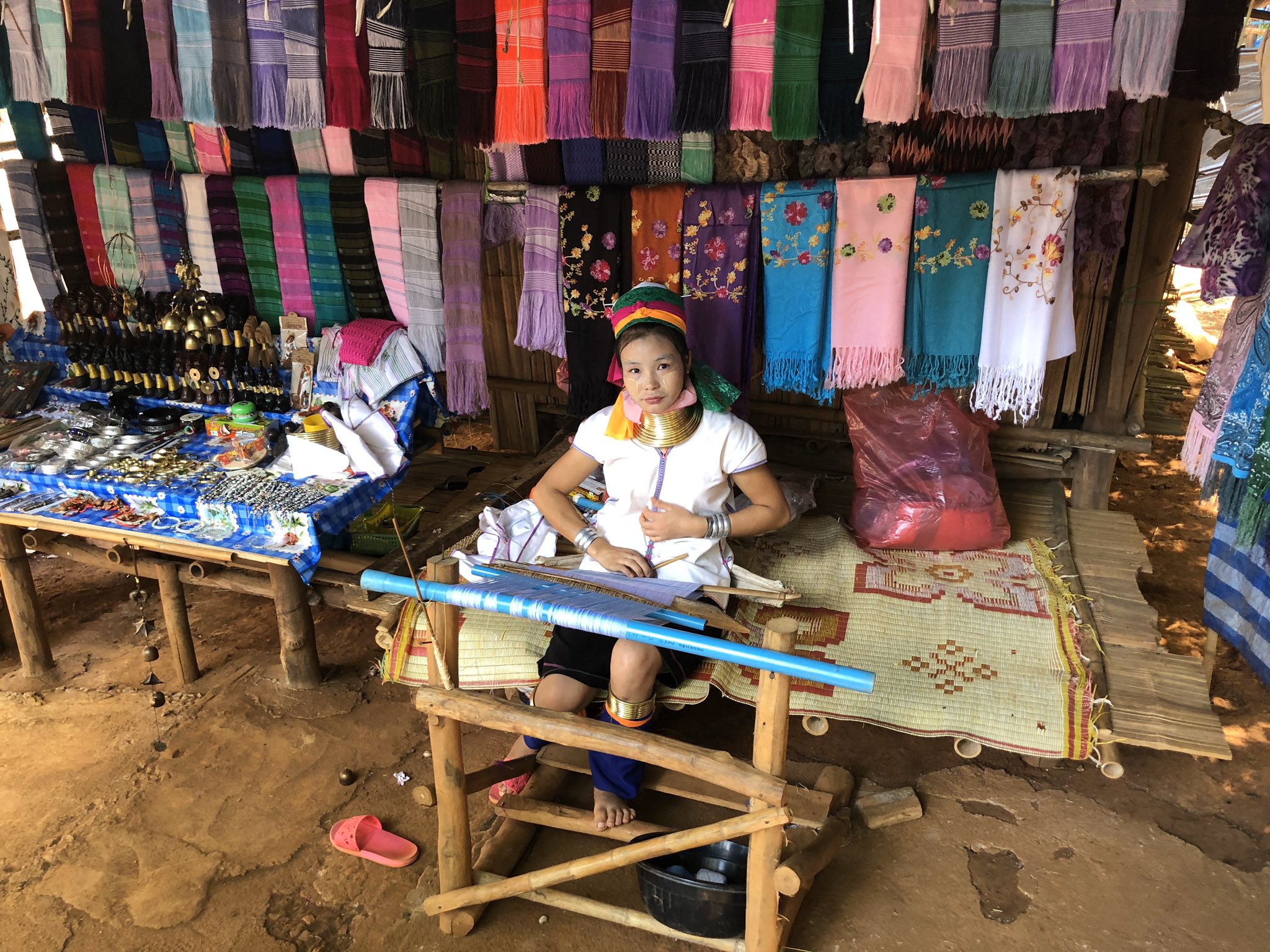 旅くま 首長族は首が長いと思われがちですが 首に着ける輪が長い年月をかけて肩の筋肉を下げていくことでそう見えるだけです 要は 究極のなで肩です 旅くま 首長族