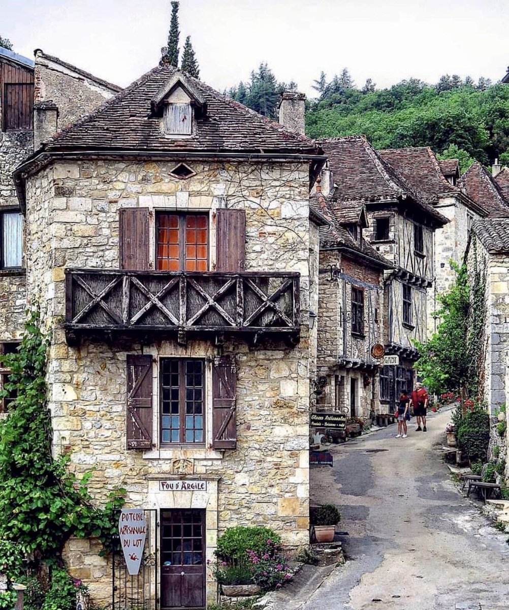 SharonEChen's tweet image. Saint-Cirque-Lapopie France 🇫🇷