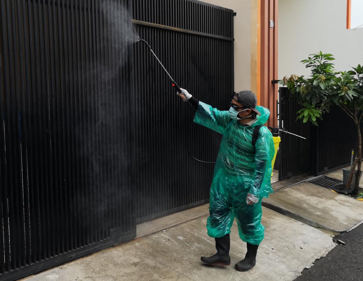 rangkaian penyemprotan disinfectan di rw 10 kec gedebage cluster tulip bumi adipura <a href="/ridwankamil/">Ridwan Kamil</a> <a href="/PRFMnews/">Radio PRFM</a> <a href="/OdedMD/">Oded Muhamad Danial</a> <a href="/KecGedebage/">Gedebage Bagja</a>