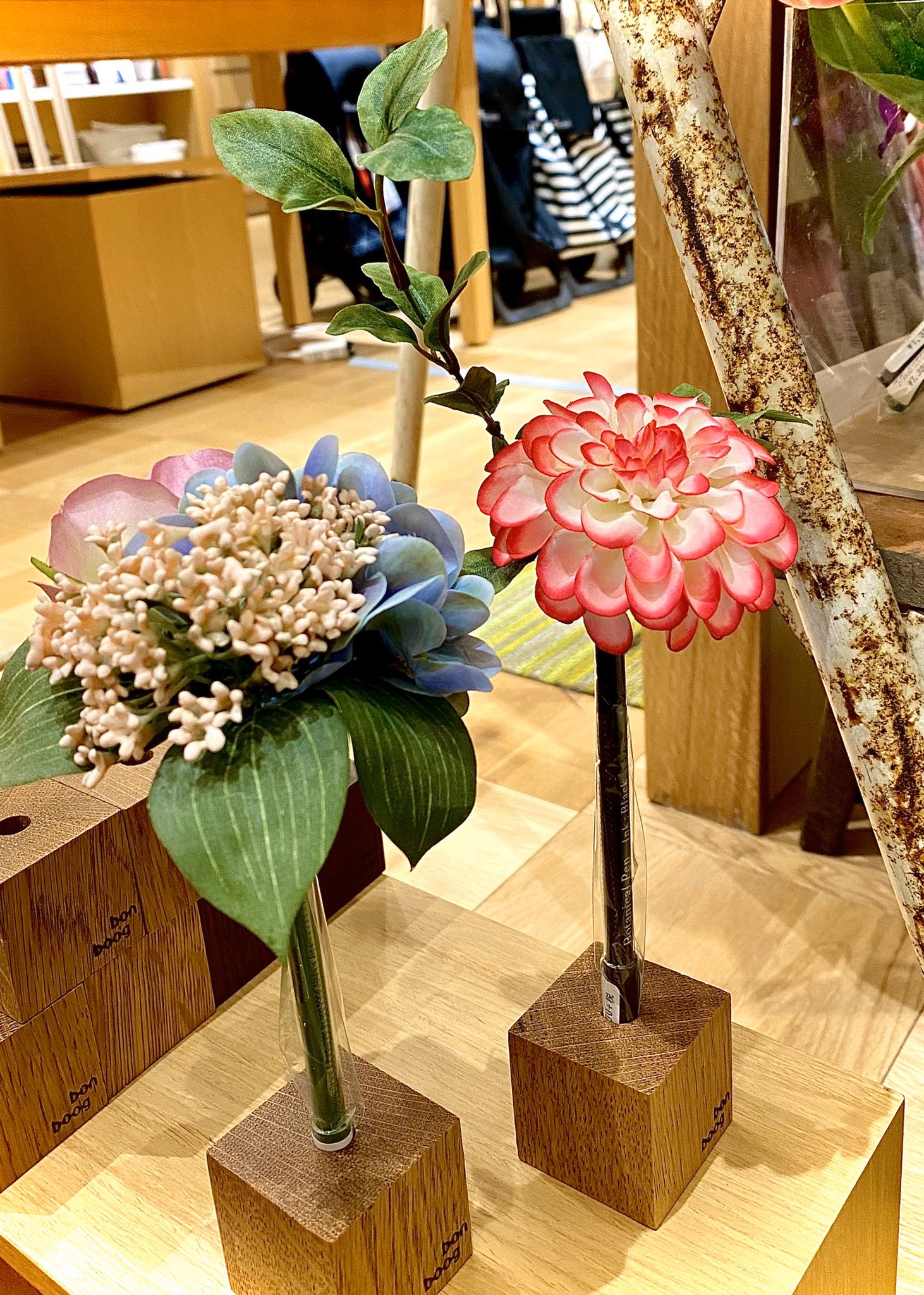 銀座 伊東屋 Bonboog 毎年人気のボタニカルペンが 入荷いたしました 書き心地もgood 玄関やデスクに 銀座伊東屋 G6階 Bonboog フェイクフラワー ボタニカルペン ボールペン 花のある暮らし 花のある生活 T Co Cyvqnxptic Twitter