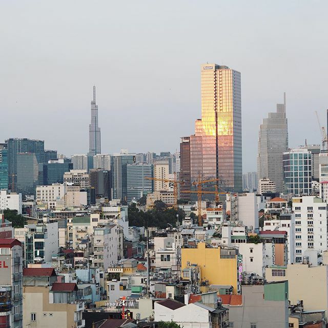 Saigon sunset 🌅 Restaurants and bars have closed here now to protect against the virus, so we are super lucky to have a rooftop in our accommodation to catch these sunsets...
#saigon #hochiminh #hochimincity #vietnam #vietnamnow #letgovietnam #saigon… ift.tt/3biVOEy