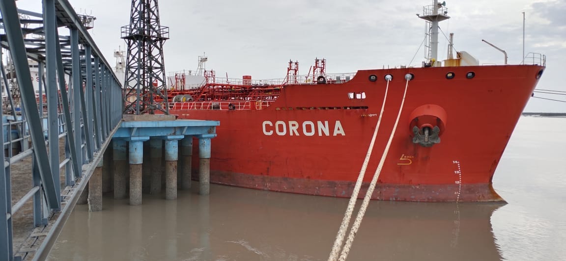 विश्व मे कोरोना के क़हर के बीच #KandlaPort पर पोंहचा #Corona जहाज,हालांकि इस जहाज का #coronavirus से कोई लेना देना नही 😇