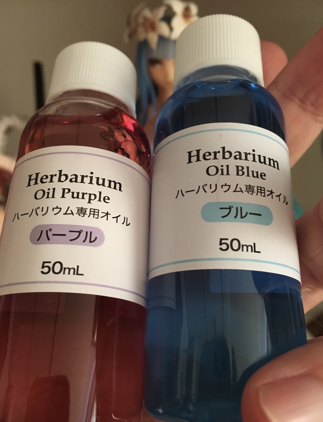 くられ ダイソーに色つきのハーバリウムオイルが売られていると聞いて買ってきた もう油性マジックで色付けなくても２色液体ができますよみなさん 色味からしてスダンレッドとブルーのうすーいモノっぽい