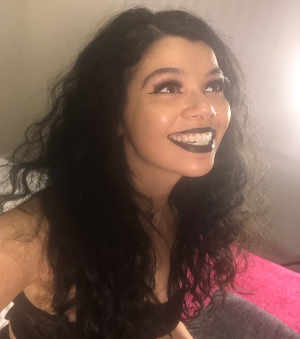 About to film and feeling cute 🖤🖤🖤 https://t.co/bUJrdcdmTb