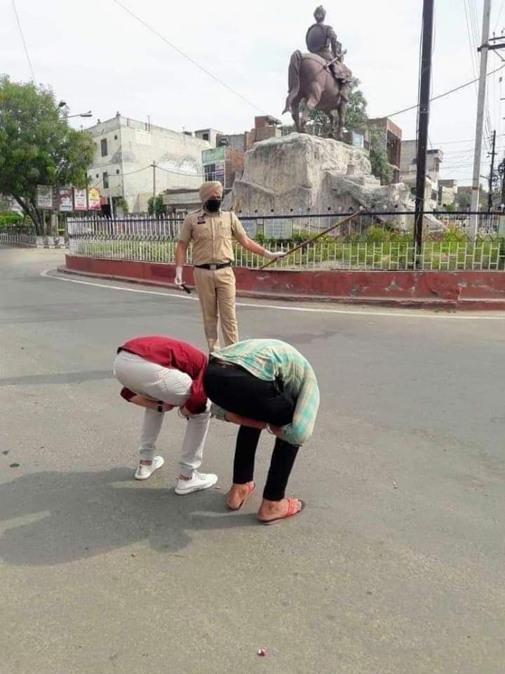 GauravG83983600's tweet photo. #Murga Lene Gaye #inhe hi murga bna dia gya #bareillypolice https://t.co/0vIZewwzrR