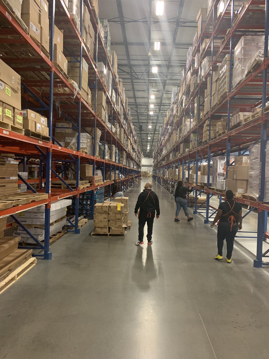 ricardom6007's tweet photo. K3 Leaders engaged in a Housekeeping Conditions Walk, while practicing social distancing.  #2020ClearVision #Housekeeping #SocialDistancing #1AisleADay @BacklinLisa @wjackblair @danzo43 @Cedric24316601 @TheGroveDFC https://t.co/eudieNMJLn