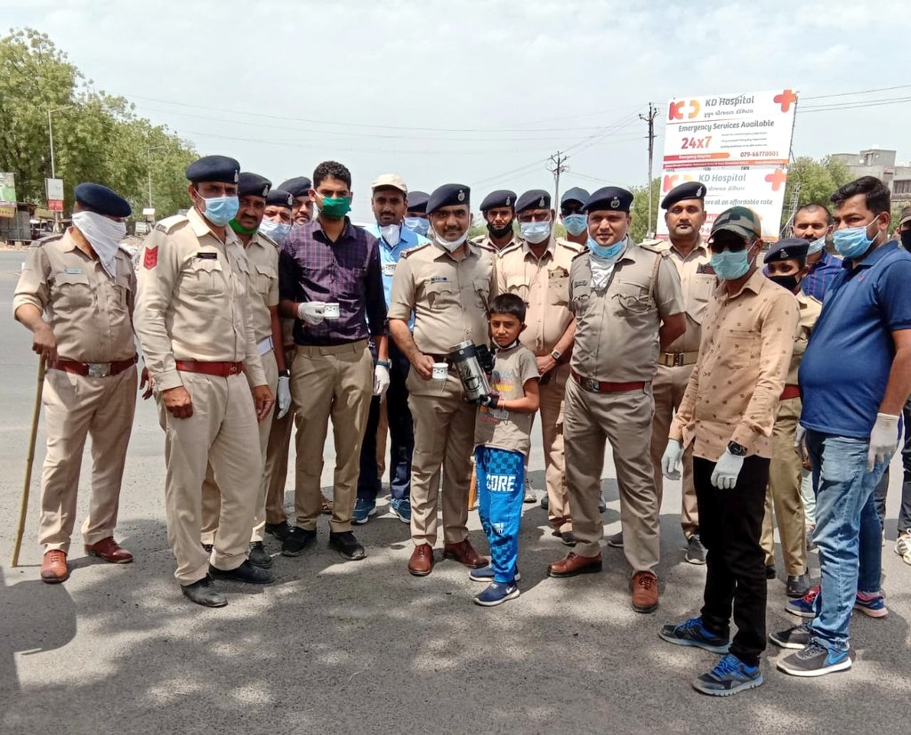 AhmedabadPolice's tweet image. અંકલ ગરમા-ગરમ ચા પીશો?
ભાડજ સર્કલ પર પેટ્રોલિંગ કરતી પોલીસ ટીમને પ્રોત્સાહિત કરતો નવ વર્ષનો બાળક માનવતાનું શ્રેષ્ઠ ઉદાહરણ પૂરું પાડે છે અને આપણી સેવામાં સતત ખડેપગે રહેતા પોલીસ મિત્રોના જુસ્સામાં વધારો કર્યો. સૌ ઘરમાં જ રહો, સાવચેત રહો. #AhmedabadPolice #IndiaFightsCorona
