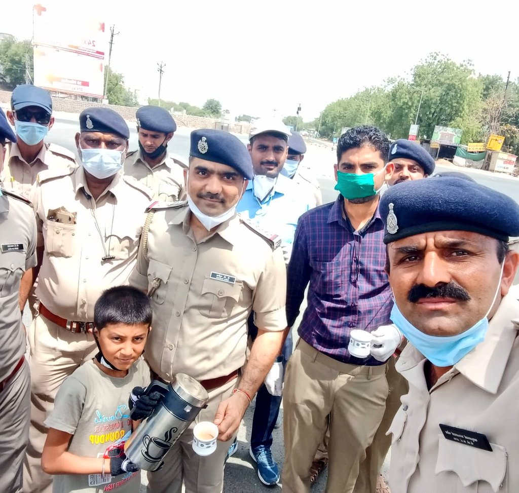 AhmedabadPolice's tweet image. અંકલ ગરમા-ગરમ ચા પીશો?
ભાડજ સર્કલ પર પેટ્રોલિંગ કરતી પોલીસ ટીમને પ્રોત્સાહિત કરતો નવ વર્ષનો બાળક માનવતાનું શ્રેષ્ઠ ઉદાહરણ પૂરું પાડે છે અને આપણી સેવામાં સતત ખડેપગે રહેતા પોલીસ મિત્રોના જુસ્સામાં વધારો કર્યો. સૌ ઘરમાં જ રહો, સાવચેત રહો. #AhmedabadPolice #IndiaFightsCorona