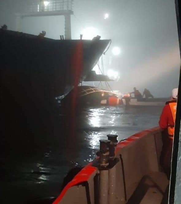 informavaldivia's tweet photo. 01:30 horas. (Actualizado) Labores de rescate de los 6 tripulantes de lancha menor que sufrió accidente en Bahía de #Corral, según pescadores de la zona, se han complicado, y se realizan maniobras en el casco de la lancha a motor en el Muelle de Niebla #Valdiviacl #rescate https://t.co/WP9MSQu3K7