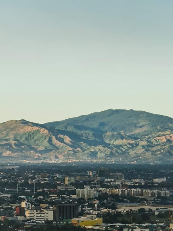 wsimando's tweet photo. Due to enhanced community quarantine, pollution dropped and as a result, Sierra Madre Mountain Range can now be seen from the City of Manila🤩🥺💗

📸: Johair Siscar Addang https://t.co/GSG2HfUH7E
