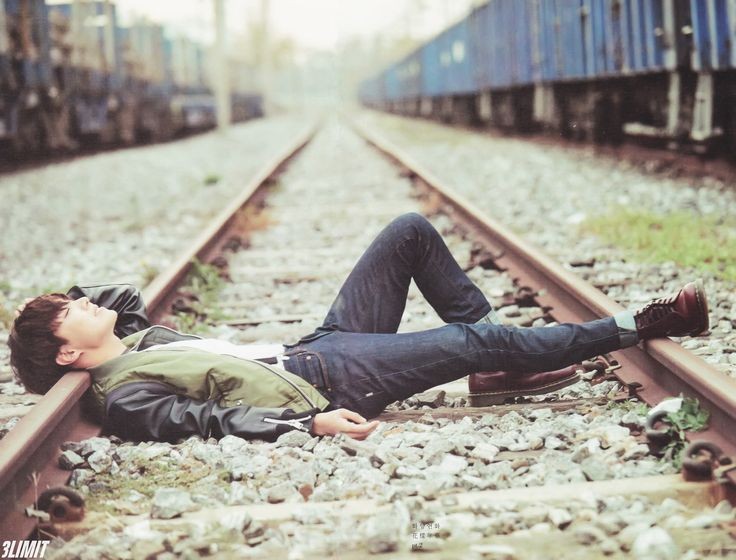 Настилы на жд дорогах. M1 100 кг m2 10т. Скорость вылета снаряда из пушки. На рельсах стоит платформа. Машина на рельсах.