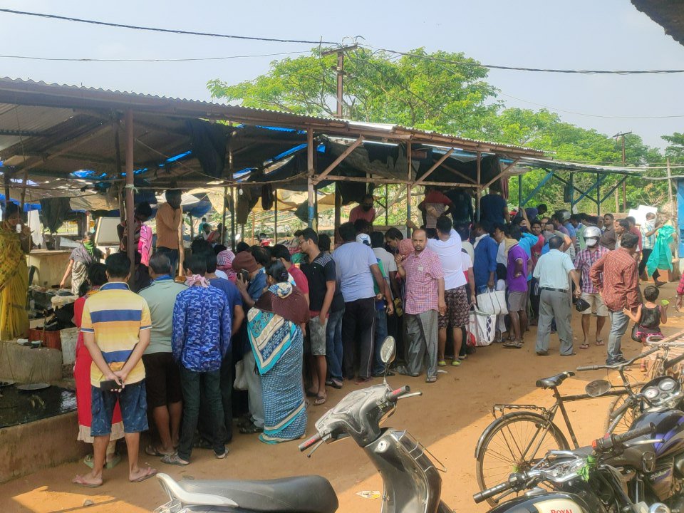 bimalhere's tweet image. #OTV #naveenPatnaik #KanakNews 
Look at the Fish market, Sundar pada Market. Old town people are privileged to get contact with #Covid19India and spread among all.

Plz take some steps to shut down #fish #chicken for some days.