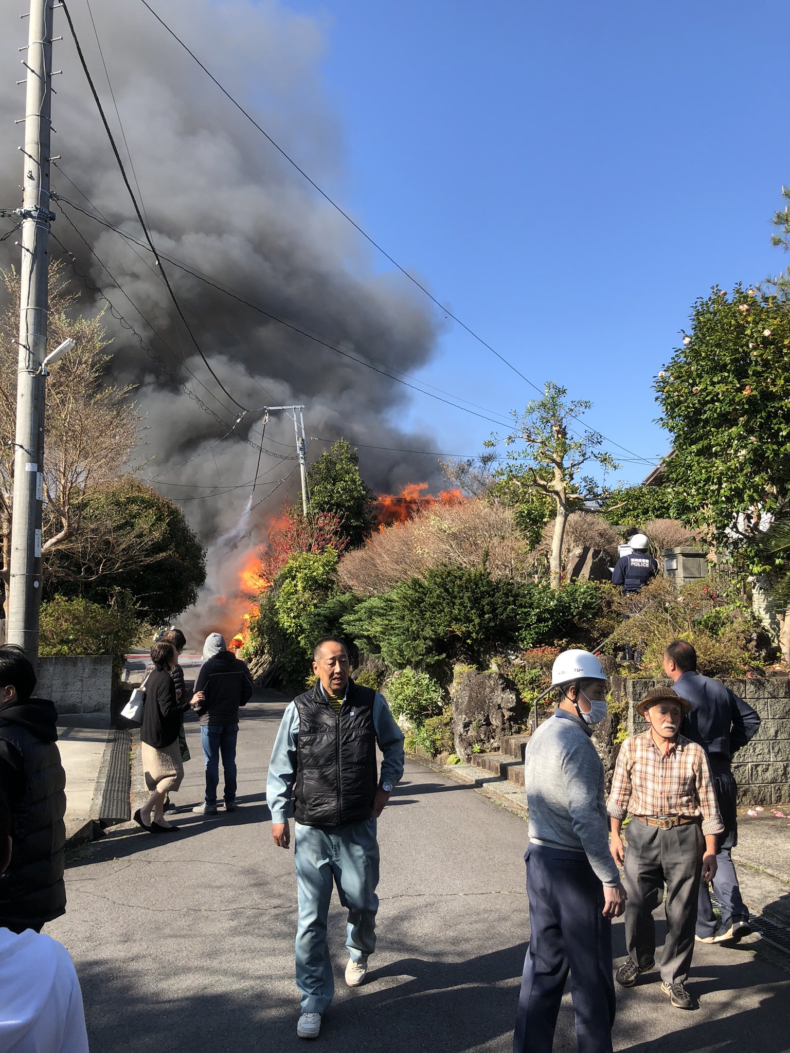 伊東市八幡野の伊豆高原で火事が起きている現場の画像