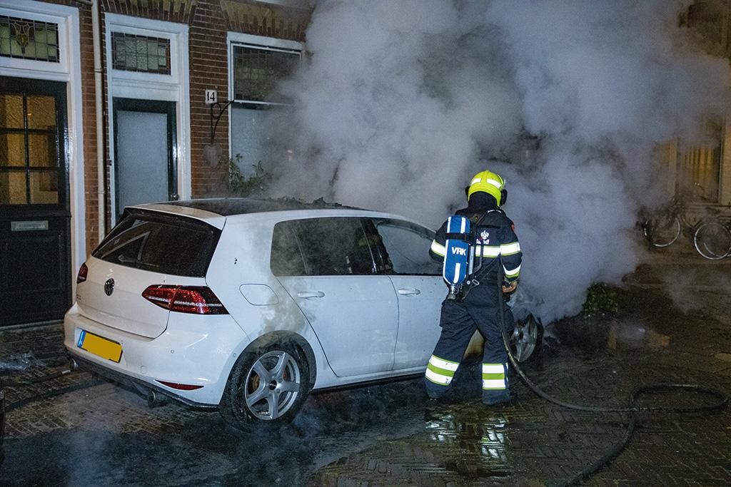 Auto uitgebrand in Haarlem, politie doet onderzoek..
