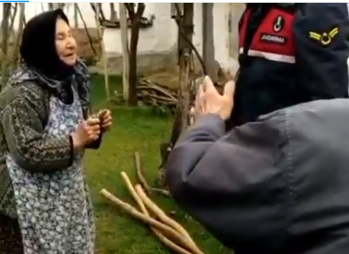 abcgazete's tweet photo. Tevibe Ebe’nin, ”Üzümler olunca gelin bak, gücenirim’ sözleri izleyenleri duygulandırdı,
https://t.co/MRIqtENMbR https://t.co/BQUWDtmTMI