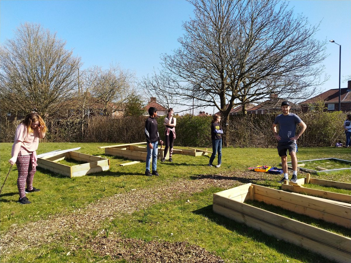 OrchardScience's tweet photo. Building a greenhouse together but apart @OrchardSB https://t.co/xuXotrYEM5