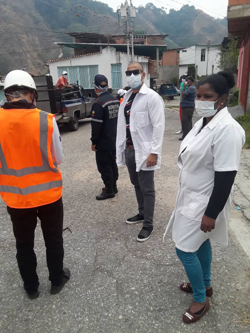 herislandy's tweet photo. Desde el casa a casa hasta el traslado de muestras hacia Caracas estamos contribuyendo en el enfrentamiento al Corona Virus. #CubaEsSalud #CubaEsSolidaridad @DrReinoldgm @JulitoVenCub @cubacooperaveME https://t.co/R4aNKwyOgU