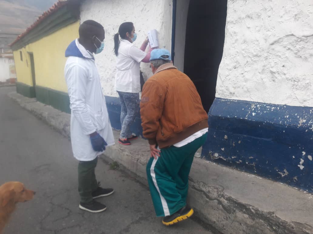 herislandy's tweet photo. Desde el casa a casa hasta el traslado de muestras hacia Caracas estamos contribuyendo en el enfrentamiento al Corona Virus. #CubaEsSalud #CubaEsSolidaridad @DrReinoldgm @JulitoVenCub @cubacooperaveME https://t.co/R4aNKwyOgU