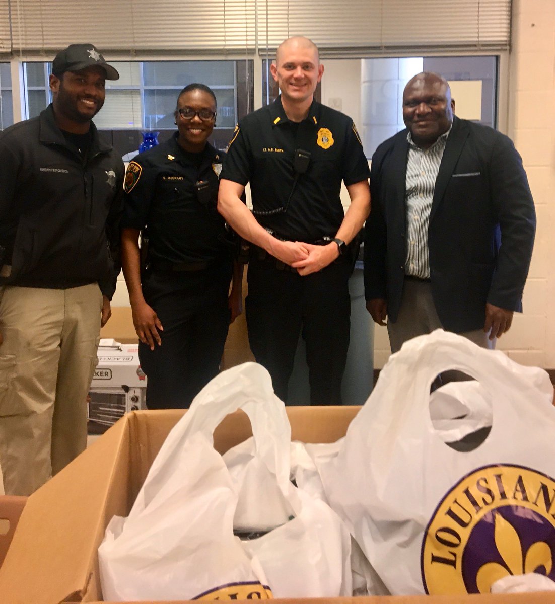 CFreer1994's tweet photo. Wonderful examples of how @WoodwardAcademy is stepping up to help our @CollegePark_Ga community and beyond with @woodwardeats and @ATLAirprtRotary providing meals for school children and our first responders. #WoodwardGrateful #WoodwardWay @WAPresident https://t.co/uQQe6wVxMv