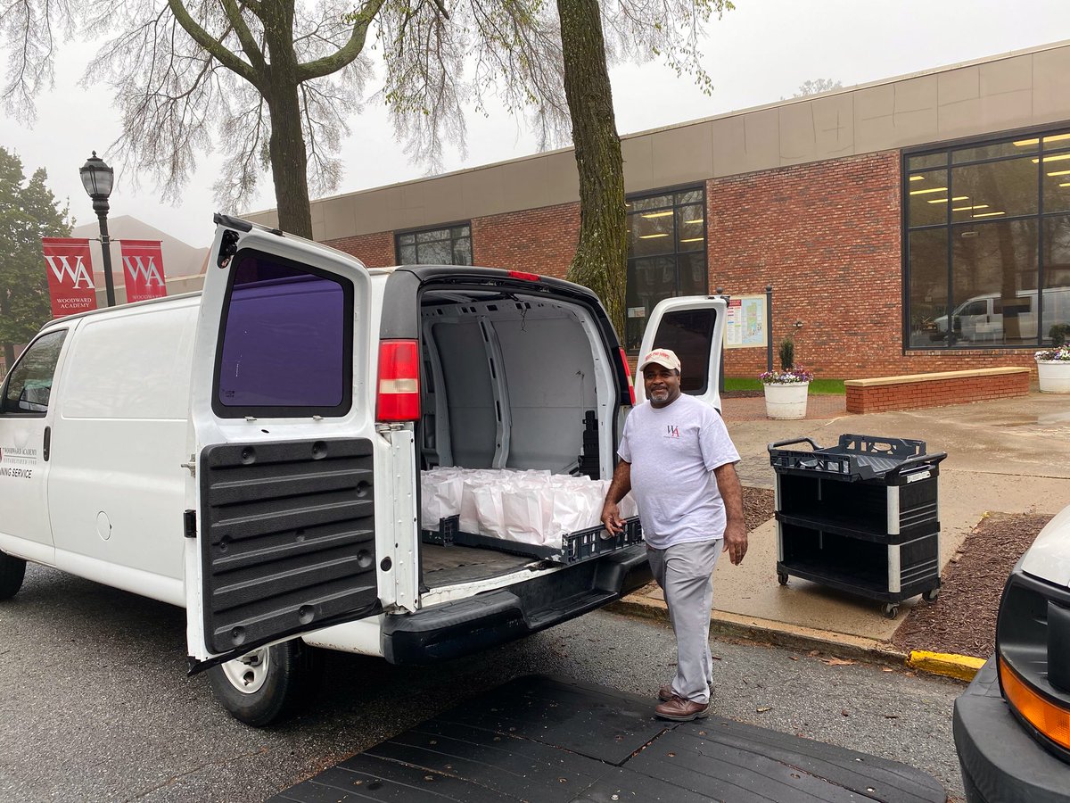 CFreer1994's tweet photo. Wonderful examples of how @WoodwardAcademy is stepping up to help our @CollegePark_Ga community and beyond with @woodwardeats and @ATLAirprtRotary providing meals for school children and our first responders. #WoodwardGrateful #WoodwardWay @WAPresident https://t.co/uQQe6wVxMv